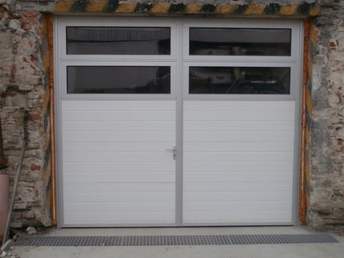 Dvoukřídlá garážová vrata s dvěmi prosklenými hliníkovými sekcemi