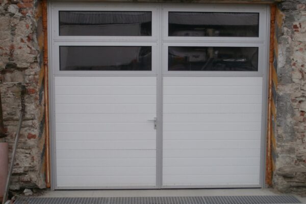 Dvoukřídlá garážová vrata s dvěma prosklenými hliníkovými sekcemi (Úsov)