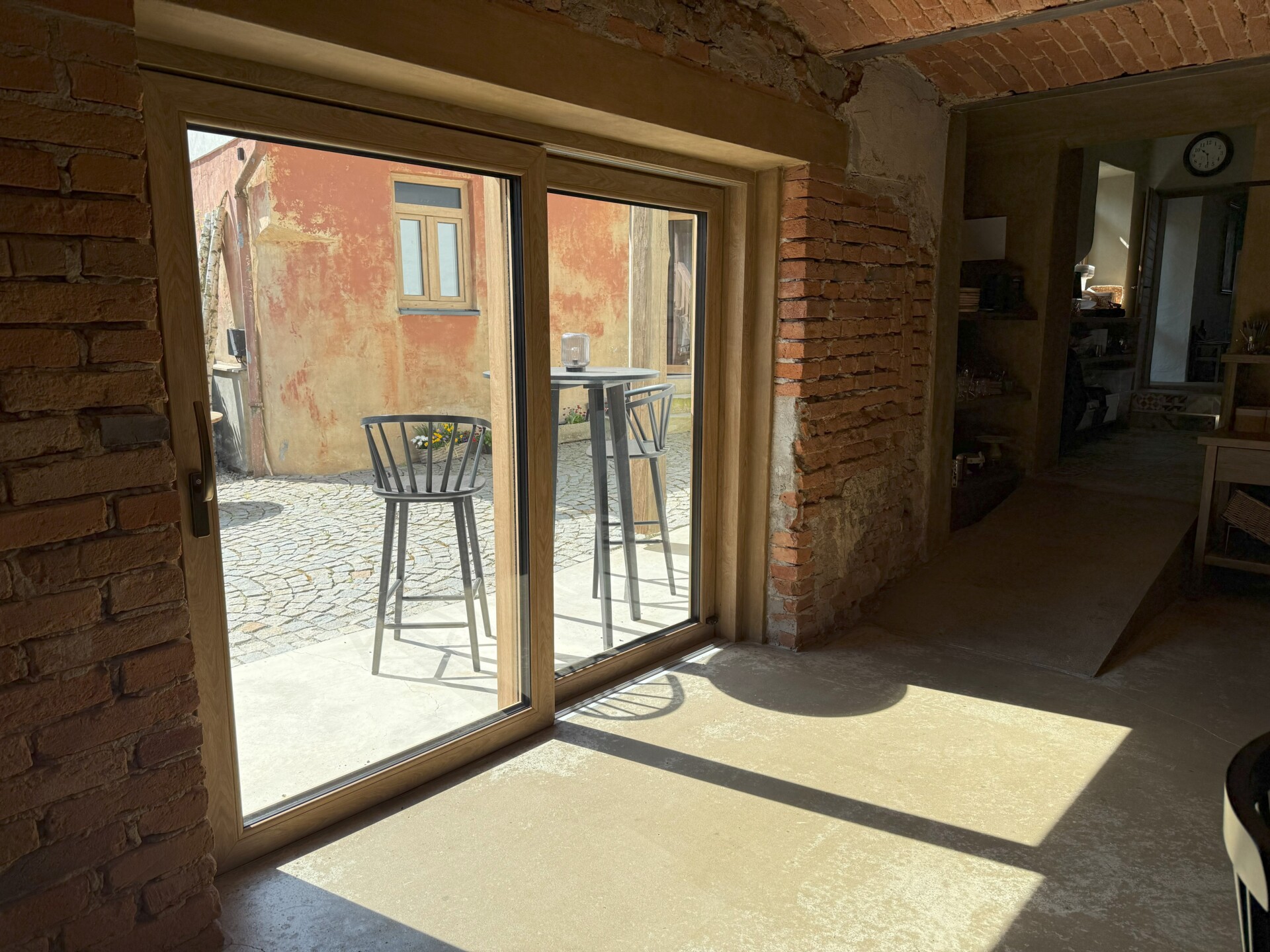 Apartmány DOsTatek Doubravice – kompletní dodávka plastových oken, dveří a posuvných HS portálů ve velmi přesvědčivé imitaci dřeva